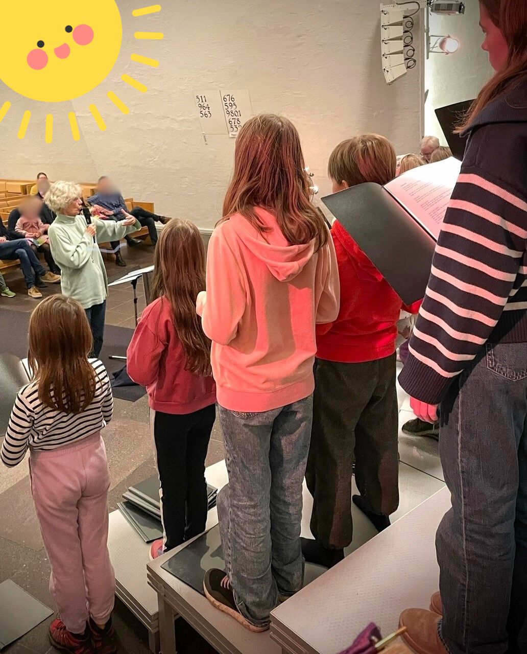 Barn på korøvelse sett fra baksiden av scenen